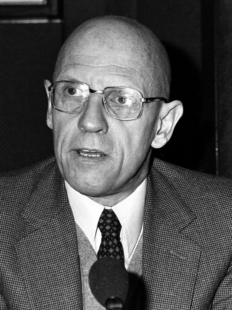 Philosoph und Schriftsteller Michel Foucault auf einer älteren Schwarz-Weiß-Aufnahme. Er schaut freundlich-verhalten. Philosoph und Schriftsteller Michel Foucault auf einer älteren Schwarz-Weiß-Aufnahme. Er schaut freundlich-verhalten.