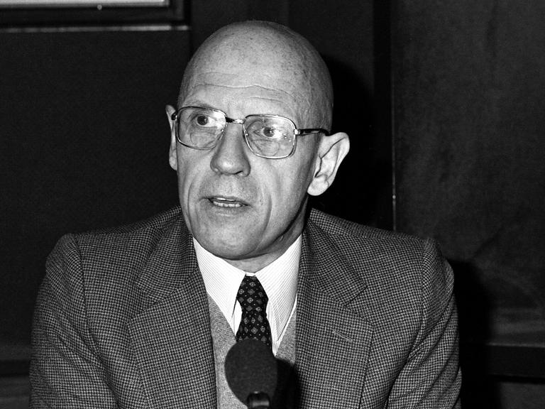 Philosoph und Schriftsteller Michel Foucault auf einer älteren Schwarz-Weiß-Aufnahme. Er schaut freundlich-verhalten.