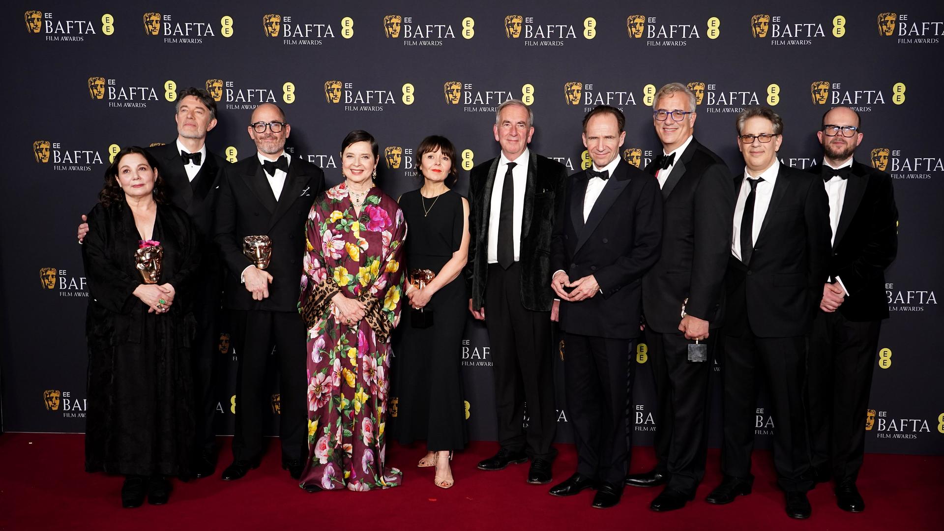 Die Gewinner des besten Films "Konklave" stehen im Presseraum während der 78. British Academy Film Awards in der Royal Festival Hall.