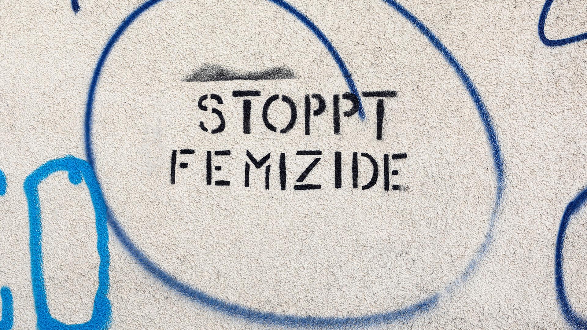 Ein Schriftzug an einer Hauswand "Stoppt Femizide"