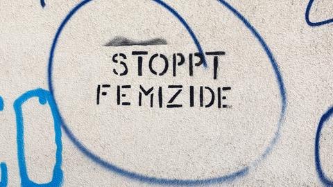 Ein Schriftzug an einer Hauswand Stoppt Femizide
