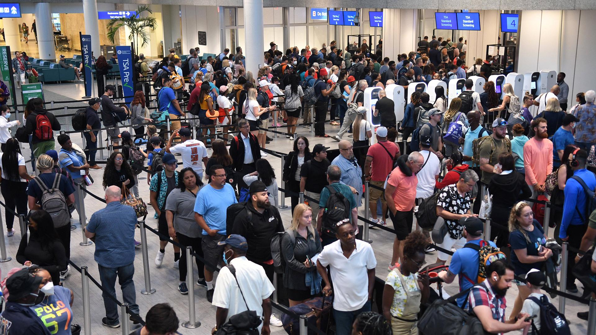 Reisende stehen in den USA am Flughafen von Orlando Schlange. Reisende stehen in den USA am Flughafen von Orlando Schlange.