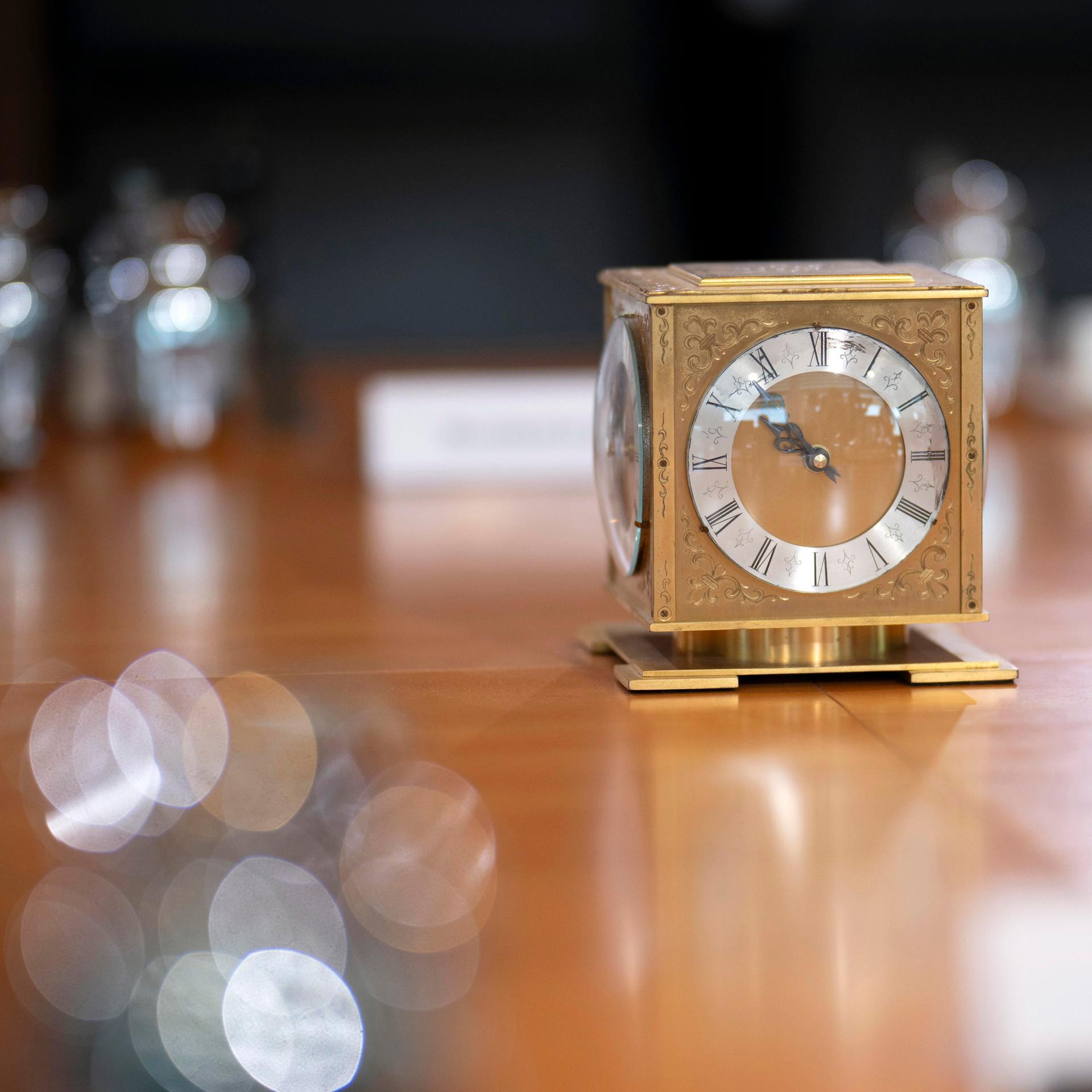 Die Uhr auf dem Tisch des Bundeskabinetts im Bundeskanzleramt in Berlin. 