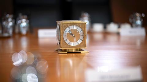 Die Uhr auf dem Tisch des Bundeskabinetts im Bundeskanzleramt in Berlin. 