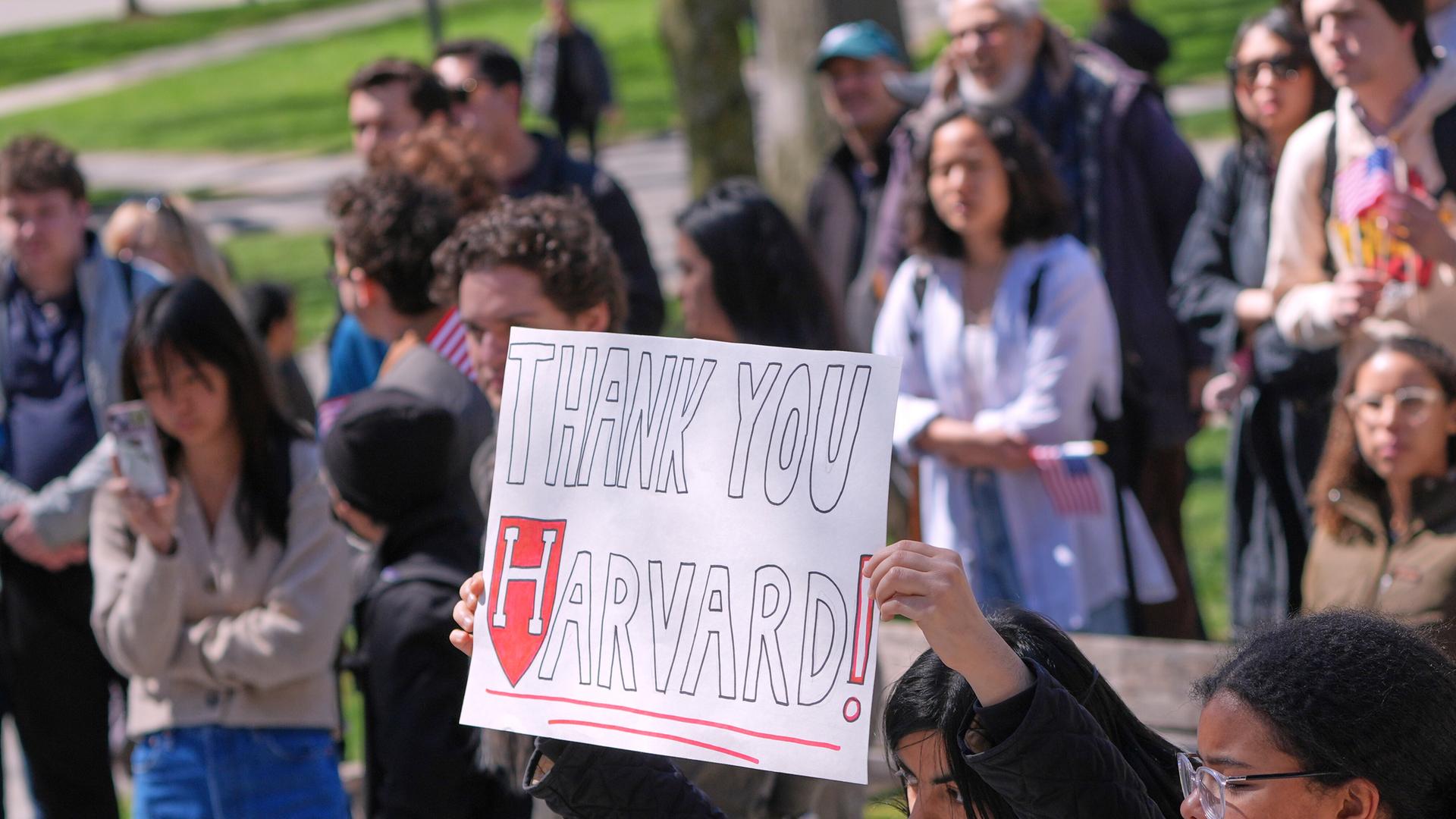 Harvard-Studierende bei einer Protestkundgebung. Eine Person hält ein Schild mit der Aufschrift "Thank you Harvard!"