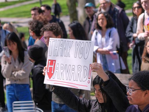 Harvard-Studierende bei einer Protestkundgebung. Eine Person hält ein Schild mit der Aufschrift "Thank you Harvard!"