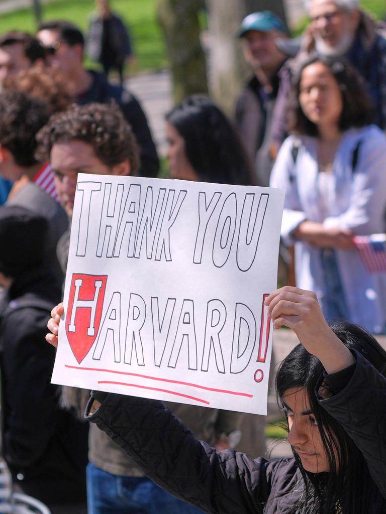 Harvard-Studierende bei einer Protestkundgebung. Eine Person hält ein Schild mit der Aufschrift "Thank you Harvard!"