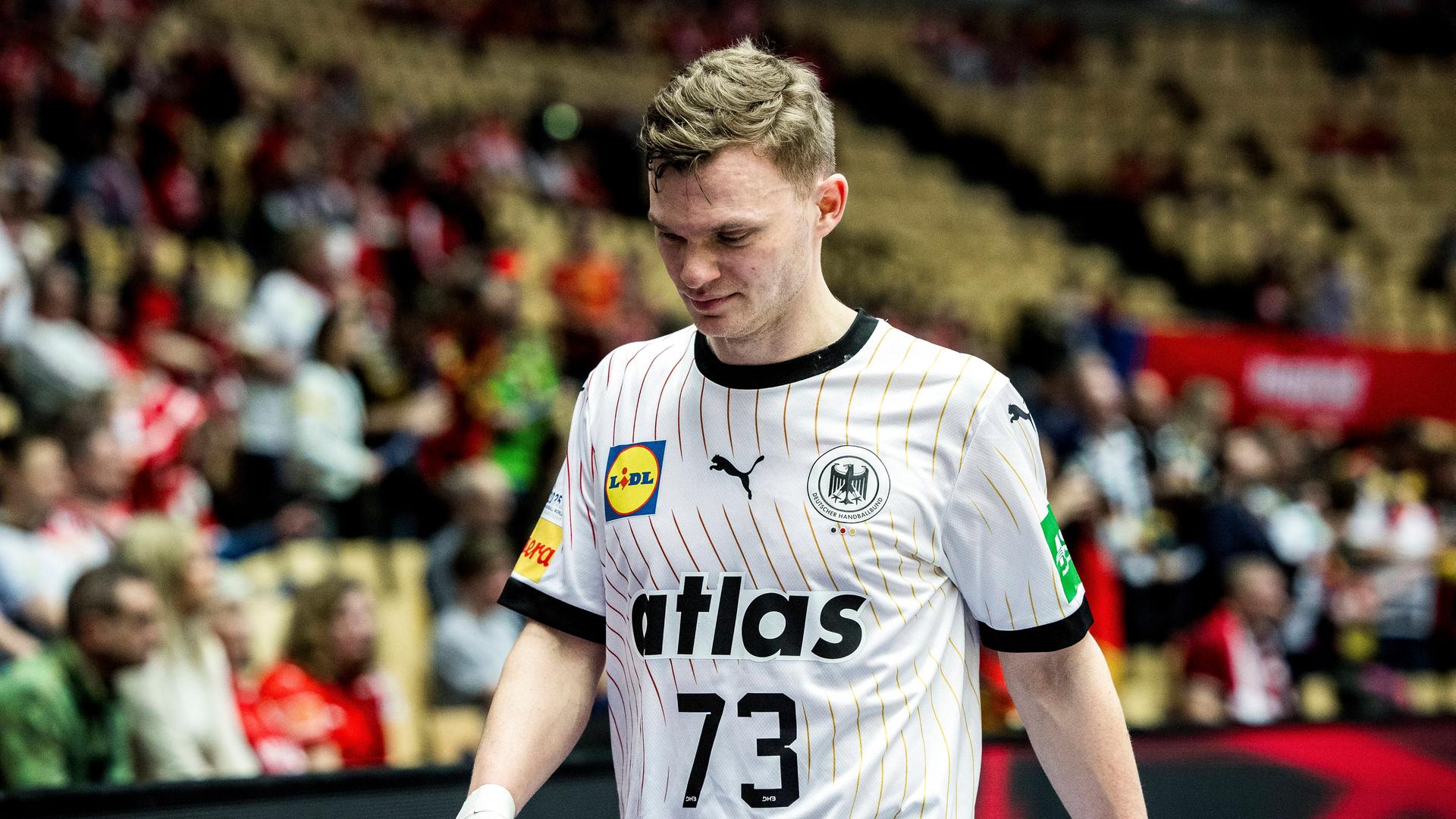 Handball-Nationalspieler Timo Kastening geht enttäuscht vom Feld.