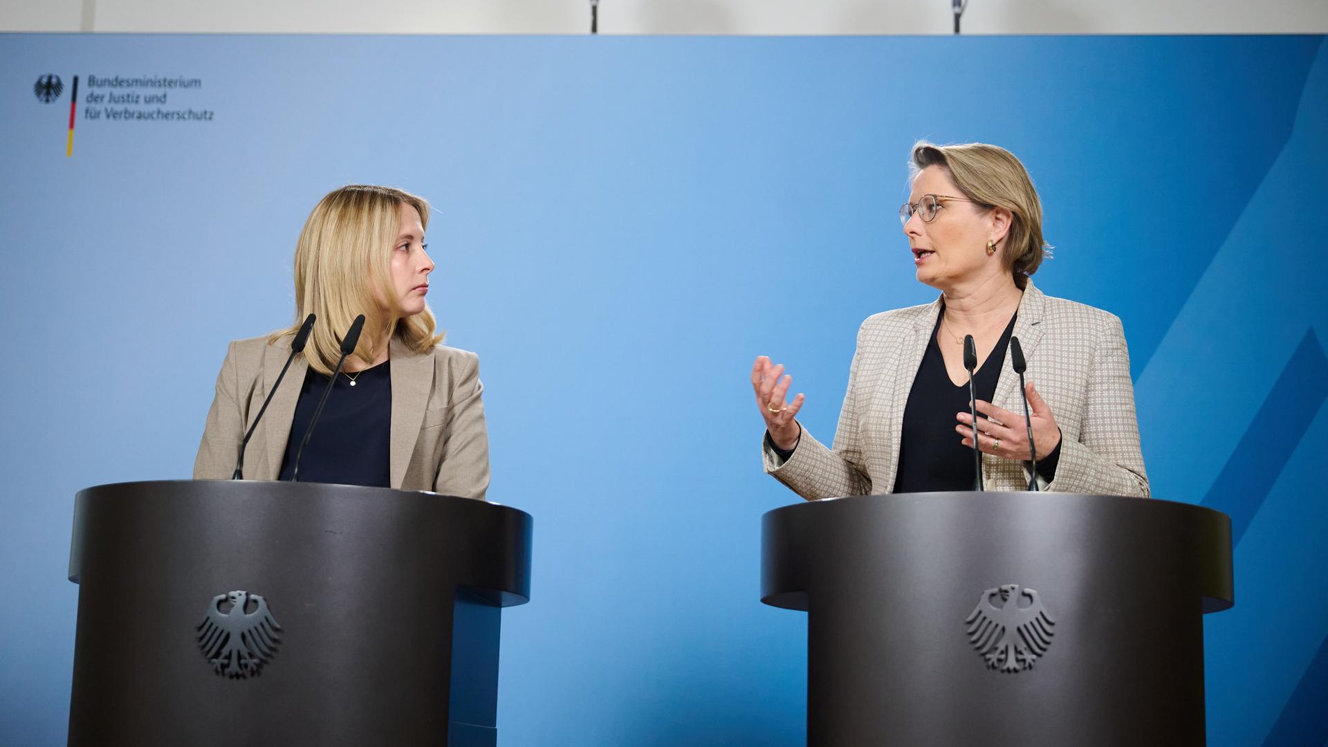 Stefanie Hubig (r, SPD), Bundesministerin der Justiz und für Verbraucherschutz, und Verena Hubertz (SPD), Bundesministerin für Wohnen, Stadtentwicklung und Bauwesen, stellen im Justizministerium Eckpunkte zum Gebäudetyp E vor.