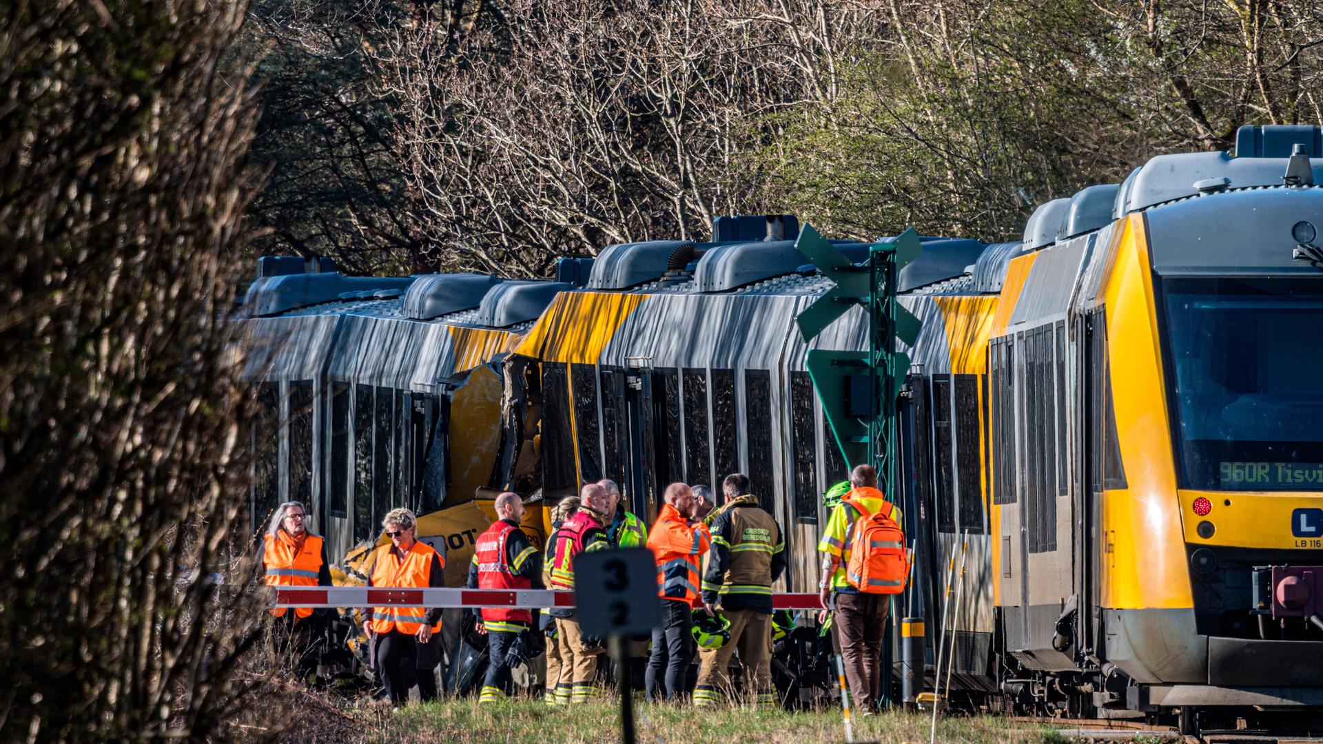 Dänische Rettungskräfte sind an der Unfallstelle im Einsatz nachdem zwei Züge auf der Bahnstrecke zwischen Hillerød und Kagerup, nördlich von Kopenhagen, zusammengestoßen sind. 