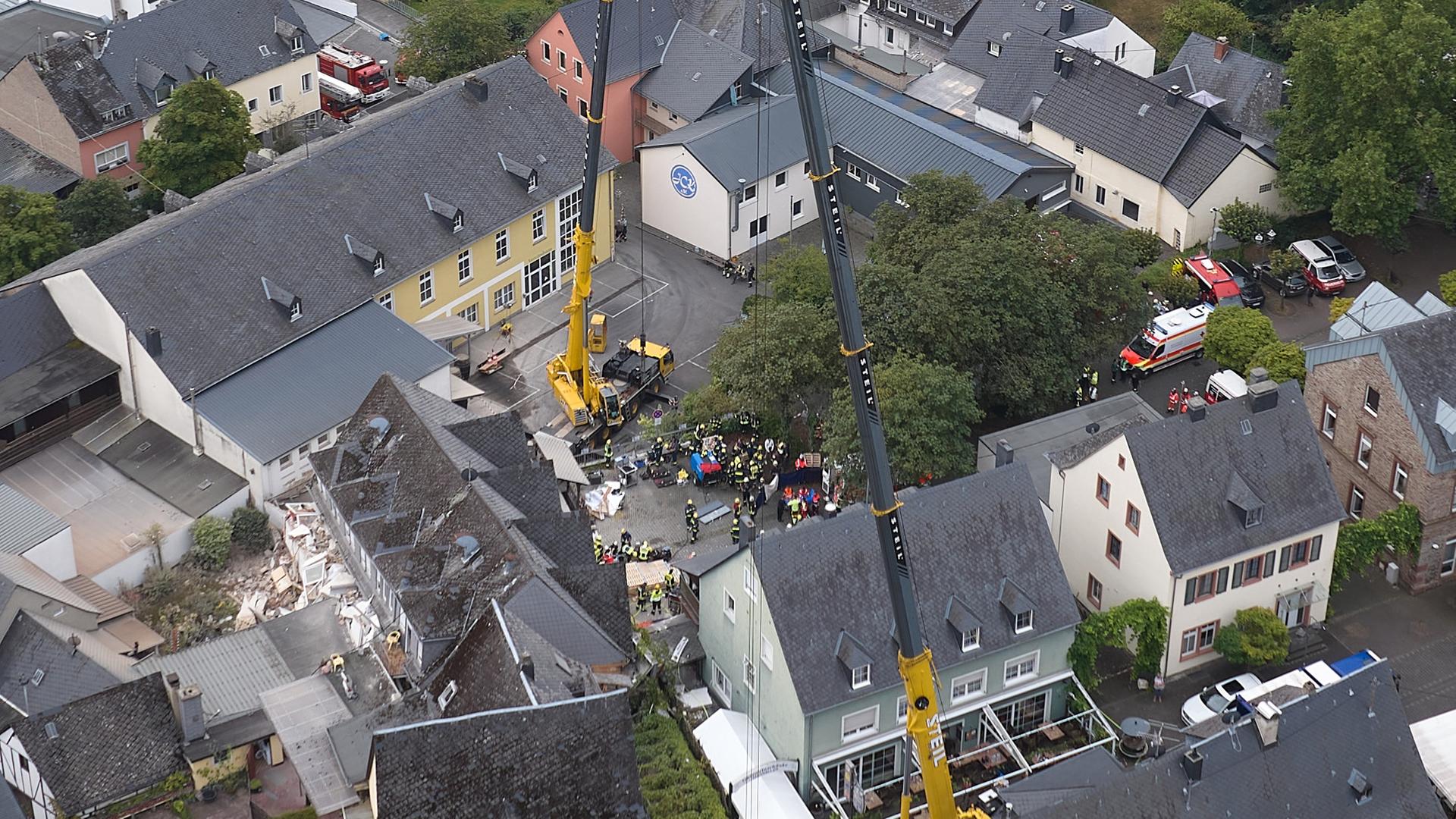 Kröv: Die Luftaufnahme mit einer Drohne zeigt die Ortschaft Kröv mit dem eingestürzten Hotel. Kröv: Die Luftaufnahme mit einer Drohne zeigt die Ortschaft Kröv mit dem eingestürzten Hotel.