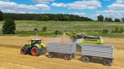 Ein Landwirt erntet mit seinem Mähdrescher Gerste auf einem Feld in Ostbrandenburg.
