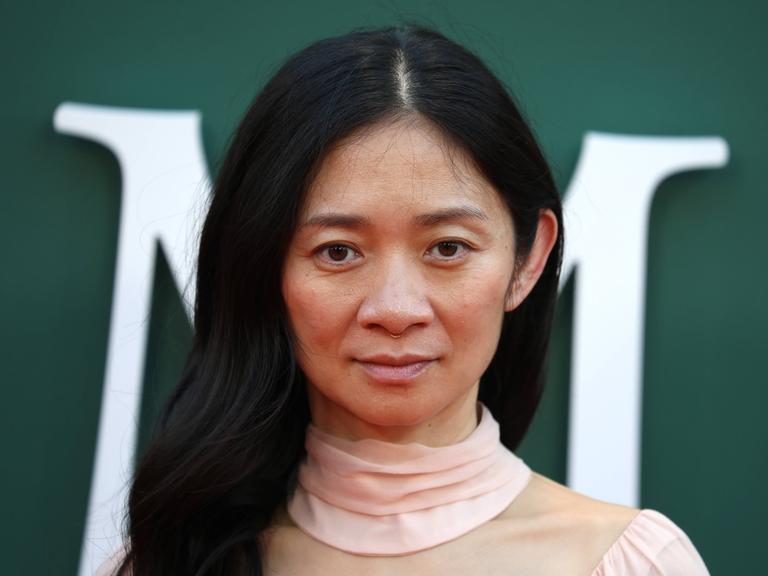 Chloé Zhao lässt sich vor der Vorführung von „Hamnet“ während des 69. BFI London Film Festivals in der Royal Festival Hall in London von der Presse porträtieren.