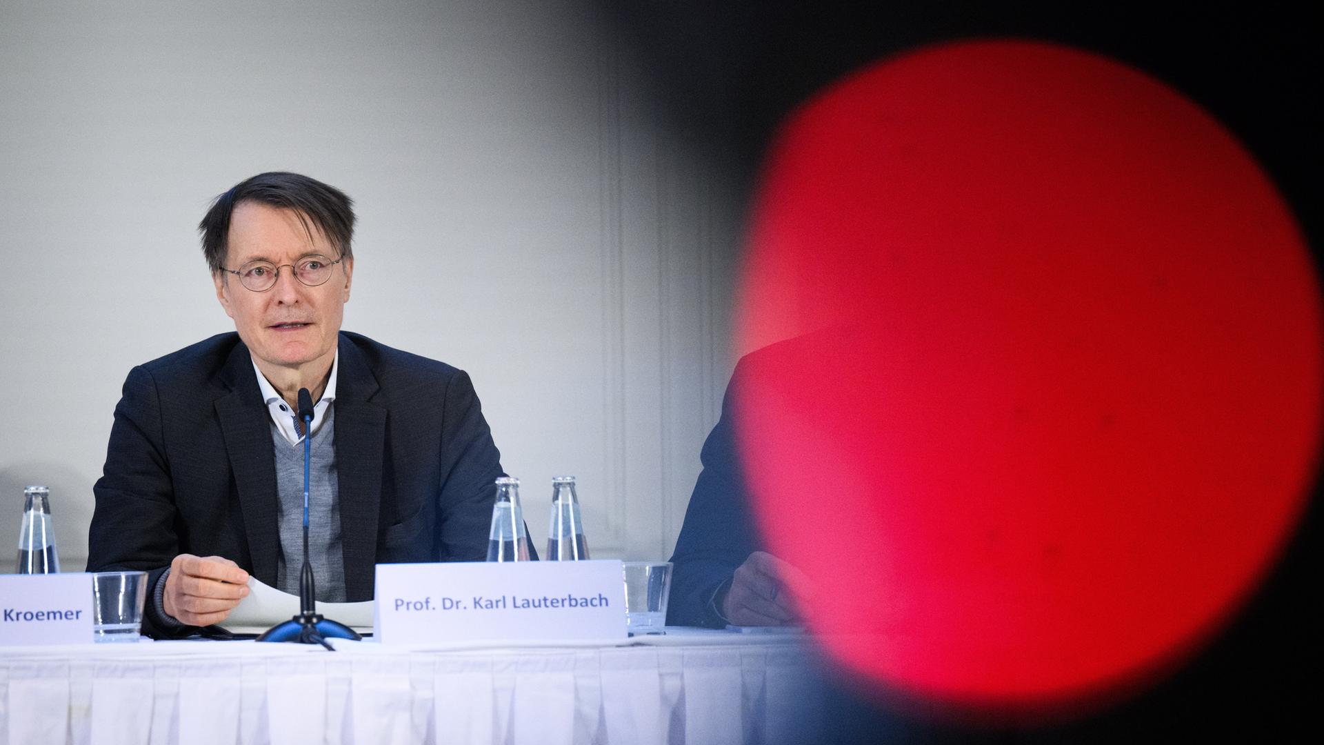 Karl Lauterbach (SPD), Bundesminister für Gesundheit, äußert sich bei einer Pressekonferenz im Rahmen eines Besuch des Deutschen Herzzentrums der Charité über den Fortgang der Krankenhausreform.