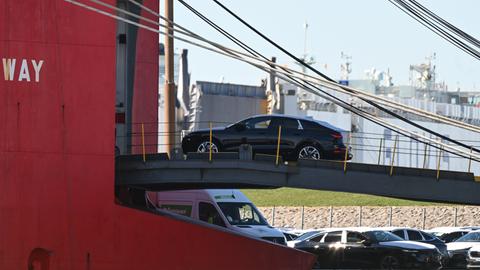 Autos aus dem Volkswagen-Konzern werden in Emden zum Export auf einen Autotransporter gefahren.