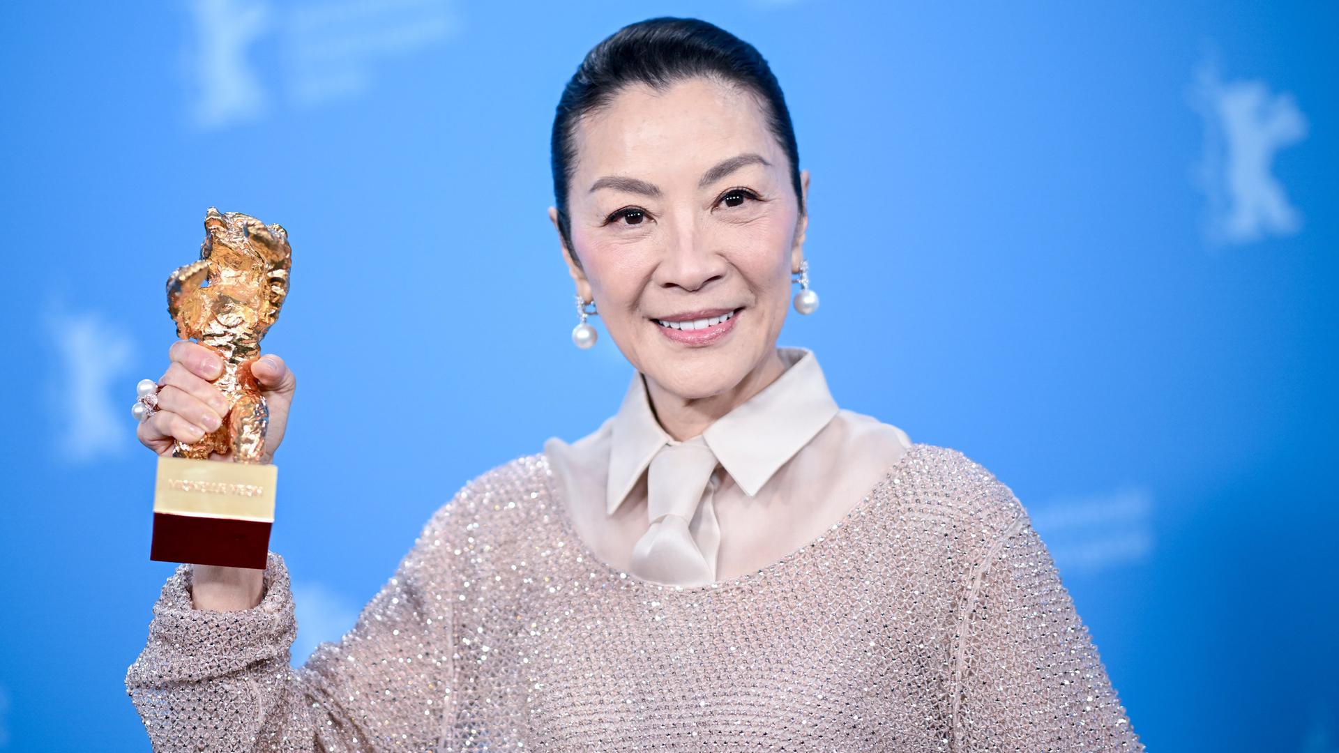 Michelle Yeoh mit dem Preis "Goldener Ehren-Bär"