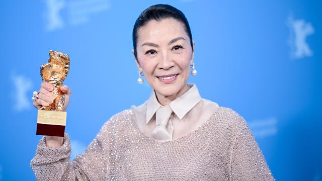Michelle Yeoh mit dem Preis "Goldener Ehren-Bär"