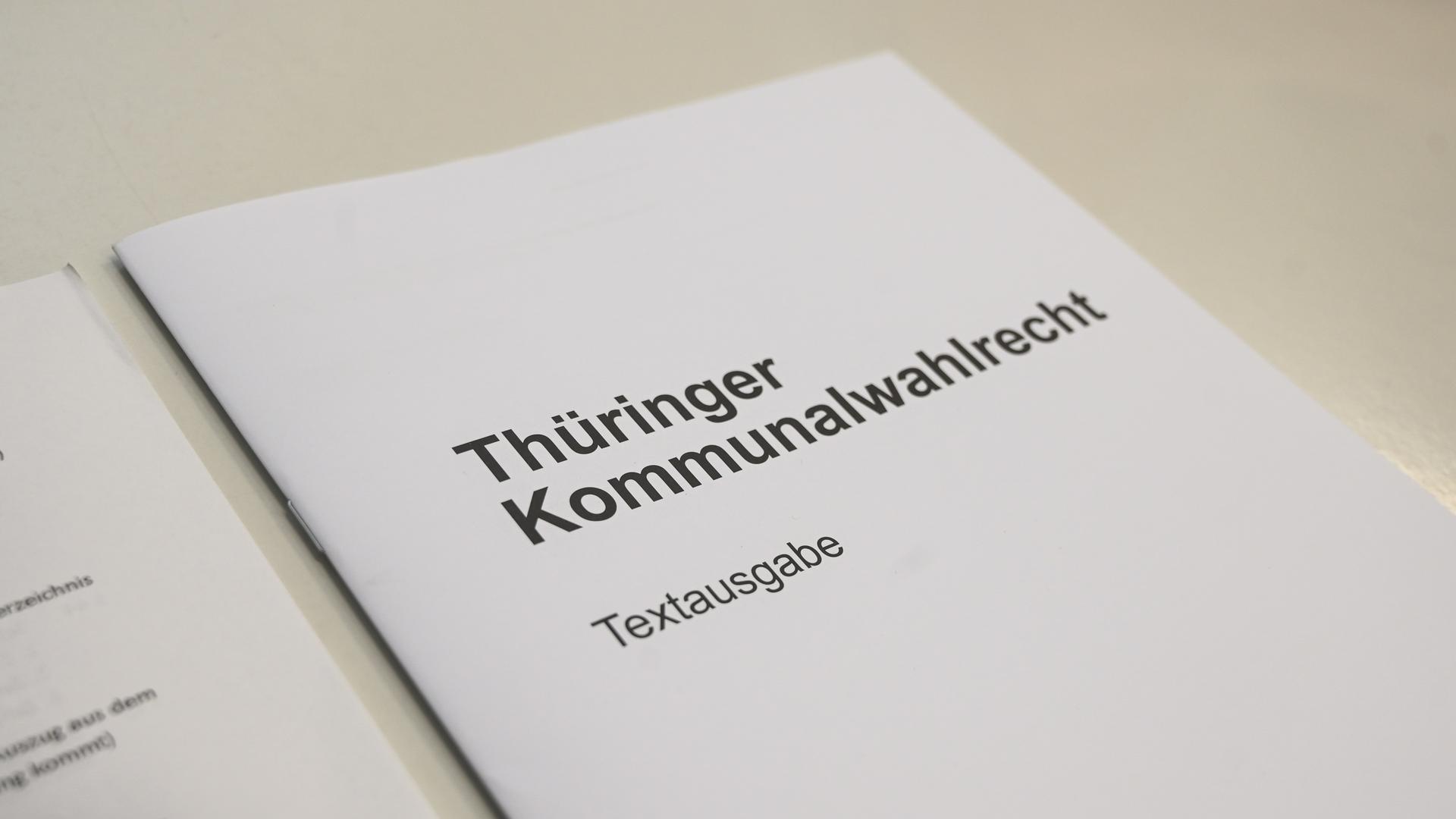 Thüringen, Gera: Die gedruckte Ausgabe des Thüringer Kommunalwahlrechts ist in einem Wahllokal ausgelegt. Zur Kommunalwahl in Thüringen werden unter anderem Bürgermeister, Landräte, Stadträte und Gemeinderäte neu gewählt. Thüringen, Gera: Die gedruckte Ausgabe des Thüringer Kommunalwahlrechts ist in einem Wahllokal ausgelegt. Zur Kommunalwahl in Thüringen werden unter anderem Bürgermeister, Landräte, Stadträte und Gemeinderäte neu gewählt.