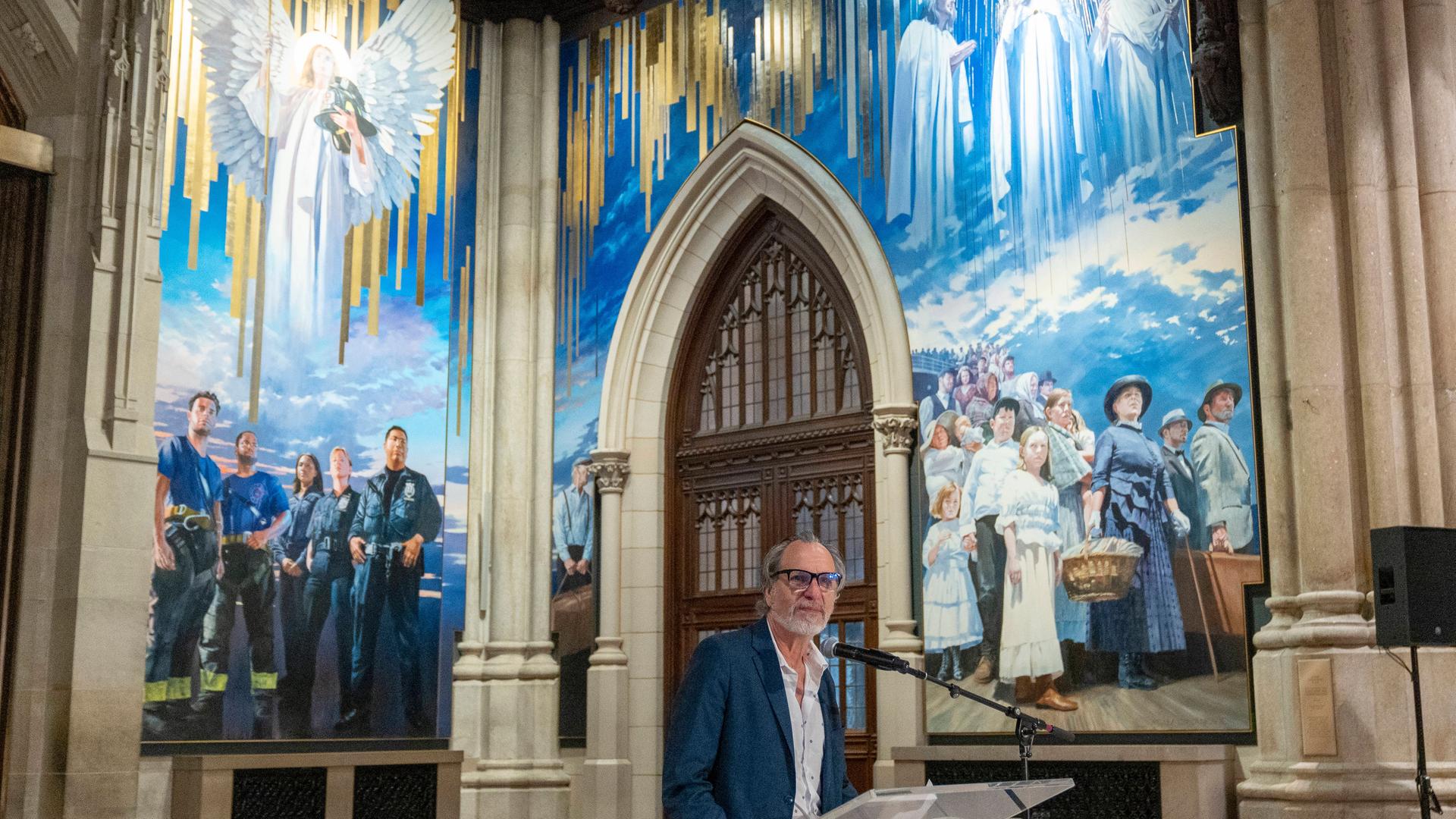 Zu Ehren der Einwanderer in New York enthüllte die berühmte St. Patrick's Kathedrale ein fast acht Meter hohes Wandgemälde des amerikanischen Künstlers Adam Cvijanovic.