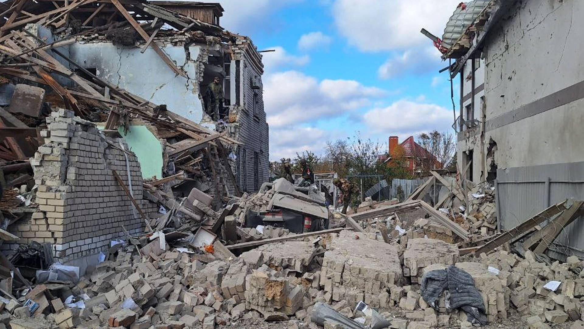 Ein von einem russischen Raketenangriff völlig zerstörtes Haus in dem Teil von Cherson, der von der Ukraine kontrolliert wird. Ein von einem russischen Raketenangriff völlig zerstörtes Haus in dem Teil von Cherson, der von der Ukraine kontrolliert wird.
