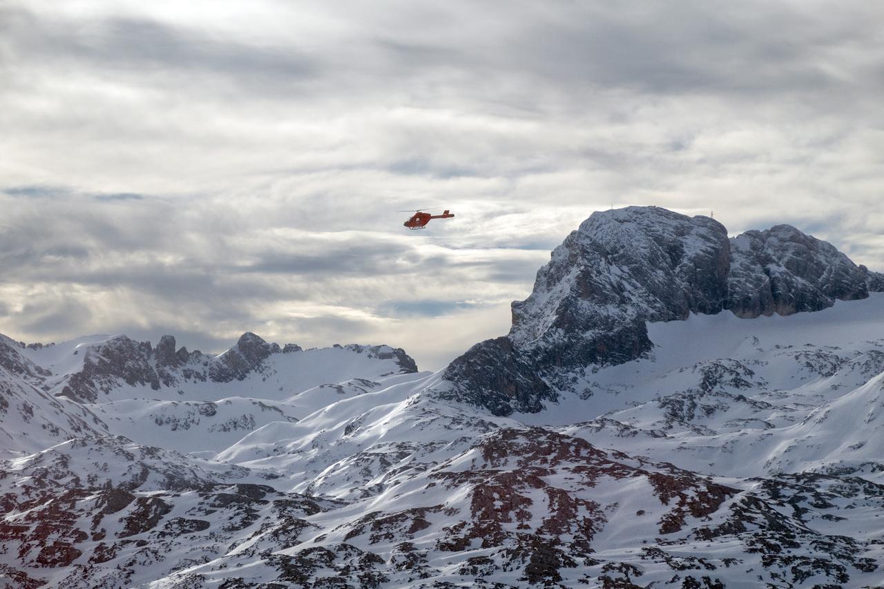 Rettungshubschrauber im österreichischen Gebirge.