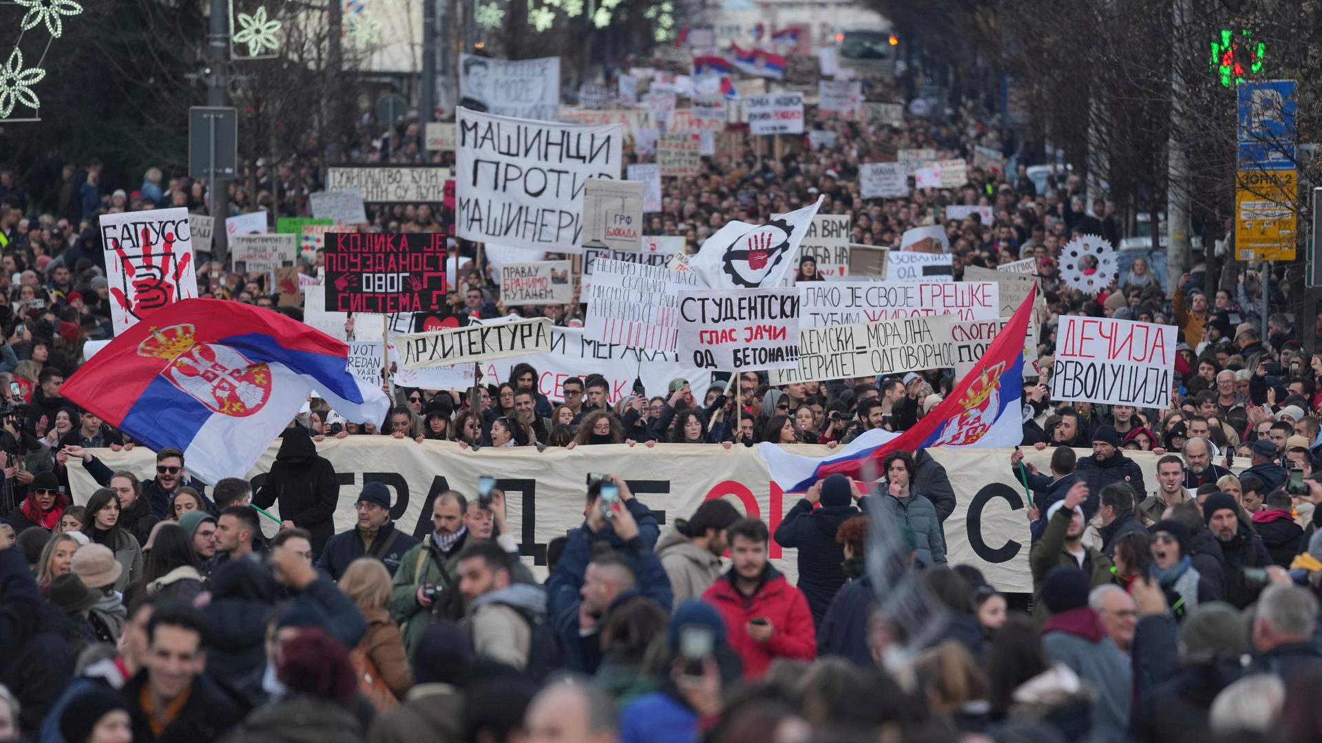 Zehntausende Menschen demonstrieren am 22.12.204 in Belgrad und fordern von der Regierung eine Aufklärung des Einsturzes des Bahnhofsvordachs in Novisad Anfang November.