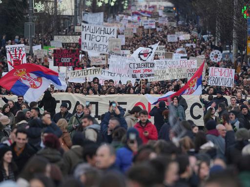 Zehntausende Menschen demonstrieren am 22.12.204 in Belgrad und fordern von der Regierung eine Aufklärung des Einsturzes des Bahnhofsvordachs in Novisad Anfang November.