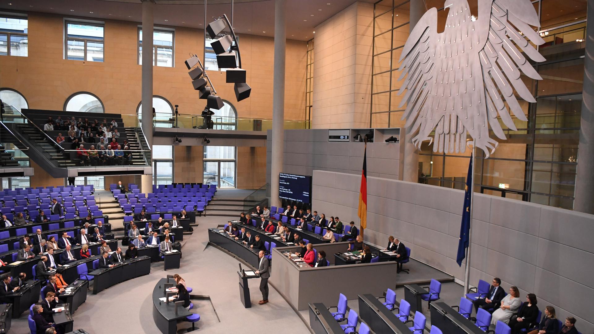 Abgeordnete nehmen an der Sitzung des Bundestags teil.