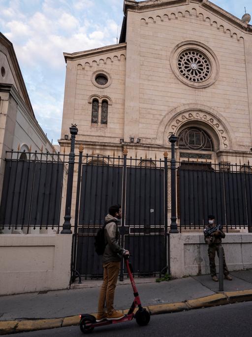 Ein bewaffneter Soldat bewacht die Große Synagoge in Marseille.