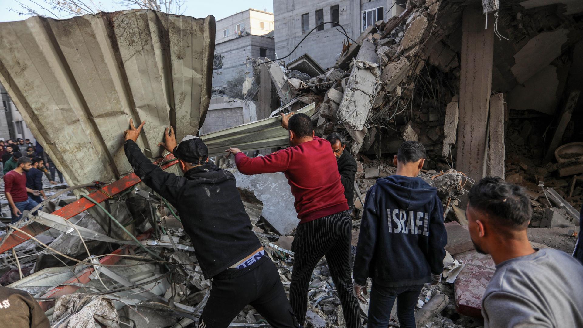Rafah: Palästinenser suchen nach einem israelischen Luftangriff in Trümmern eines Hauses nach Überlebenden. 