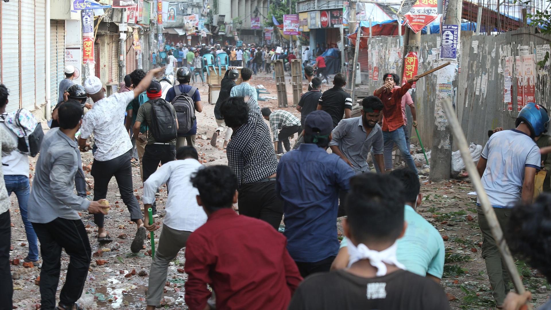 Bangladesch, Dhaka: Demonstranten, die gegen die Quotenregelung protestieren, und Studenten, die die regierende Awami-Liga-Partei unterstützen, geraten aneinander. 