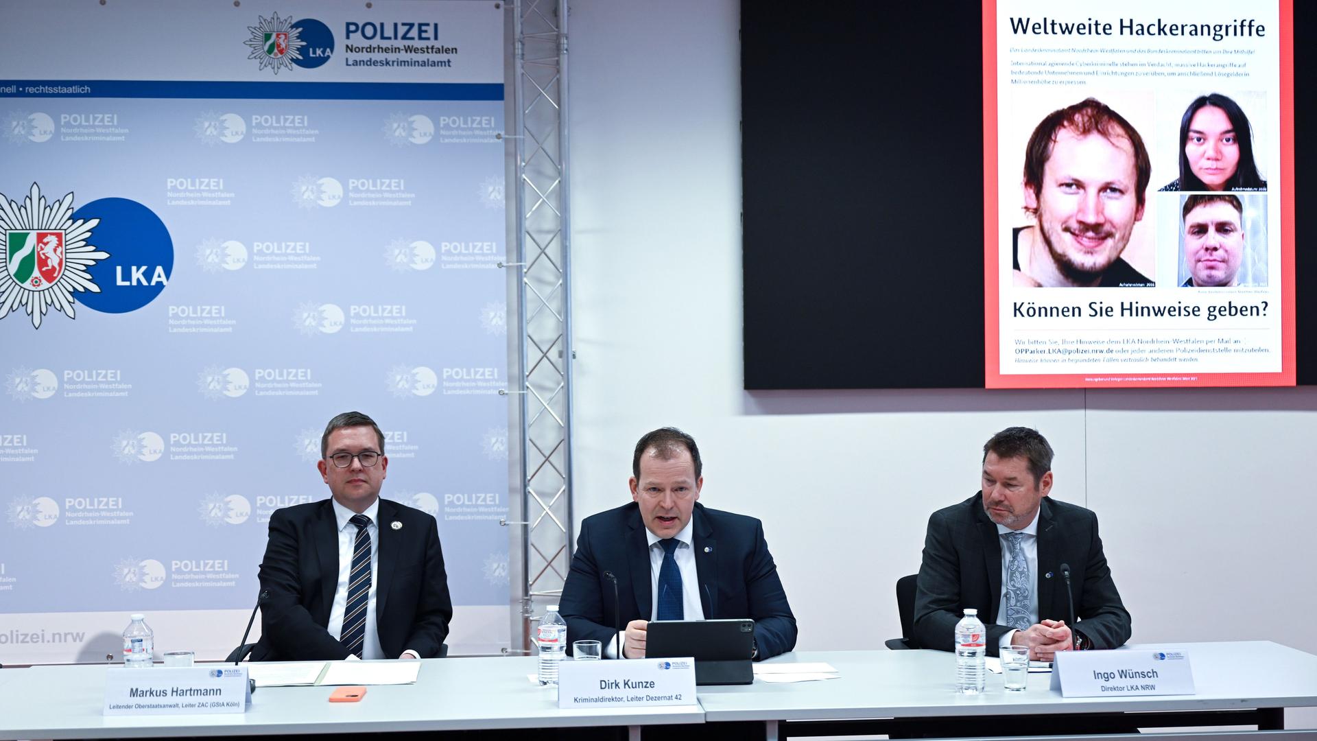 Nordrhein-Westfalen, Düsseldorf: Markus Hartmann (l-r), Leiter der Zentral- und Ansprechstelle Cybercrime Nordrhein-Westfalen, Dirk Kunze, Leiter des Dezernat 42 im Landeskriminalamt Nordrhein-Westfalen, und Ingo Wünsch, Direktor des Landeskriminalamtes Nordrhein-Westfalen, beantworten Fragen während einer Pressekonferenz.