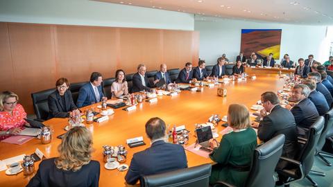 Bundeskanzler Olaf Scholz (hinten M) nimmt an der Sitzung des Bundeskabinetts im Kanzleramt teil. 