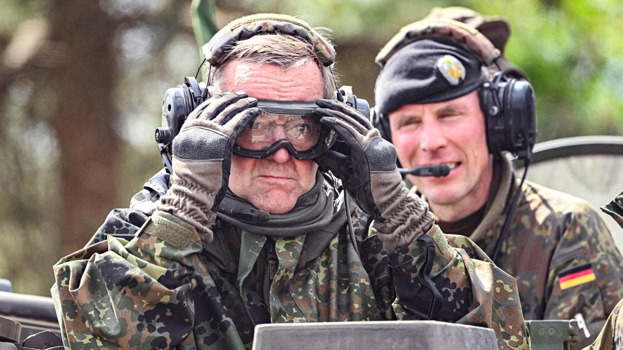 Verteidigungsminister Boris Pistorius in Bundeswehr-Kleidung, mit Handschuhen und Schutzbrille.