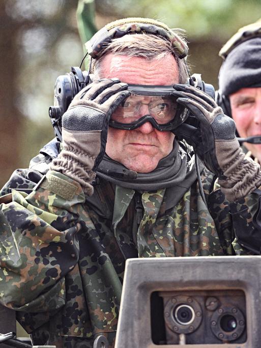 Verteidigungsminister Boris Pistorius in Bundeswehr-Kleidung, mit Handschuhen und Schutzbrille.