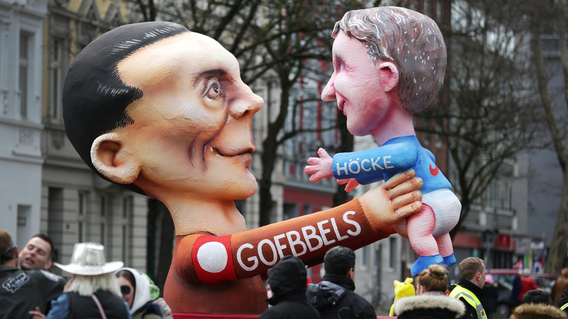 Eine Goebbels-Figur hält eine Höcke-Figur als Baby fest. (Rosenmontagswagen 2019 in Düsseldorf)
