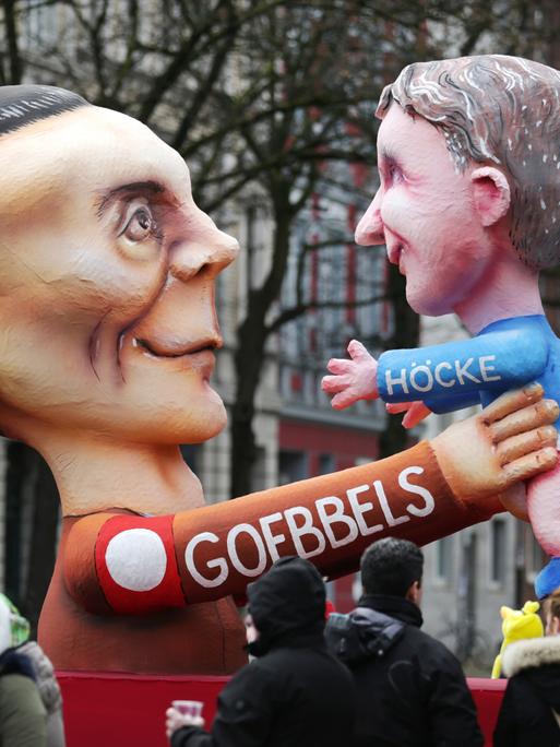 Eine Goebbels-Figur hält eine Höcke-Figur als Baby fest. (Rosenmontagswagen 2019 in Düsseldorf)