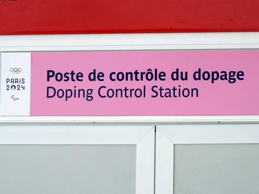 Die Beschilderung der Doping-Kontrolle bei den Olympischen Spielen 2024 in Paris.