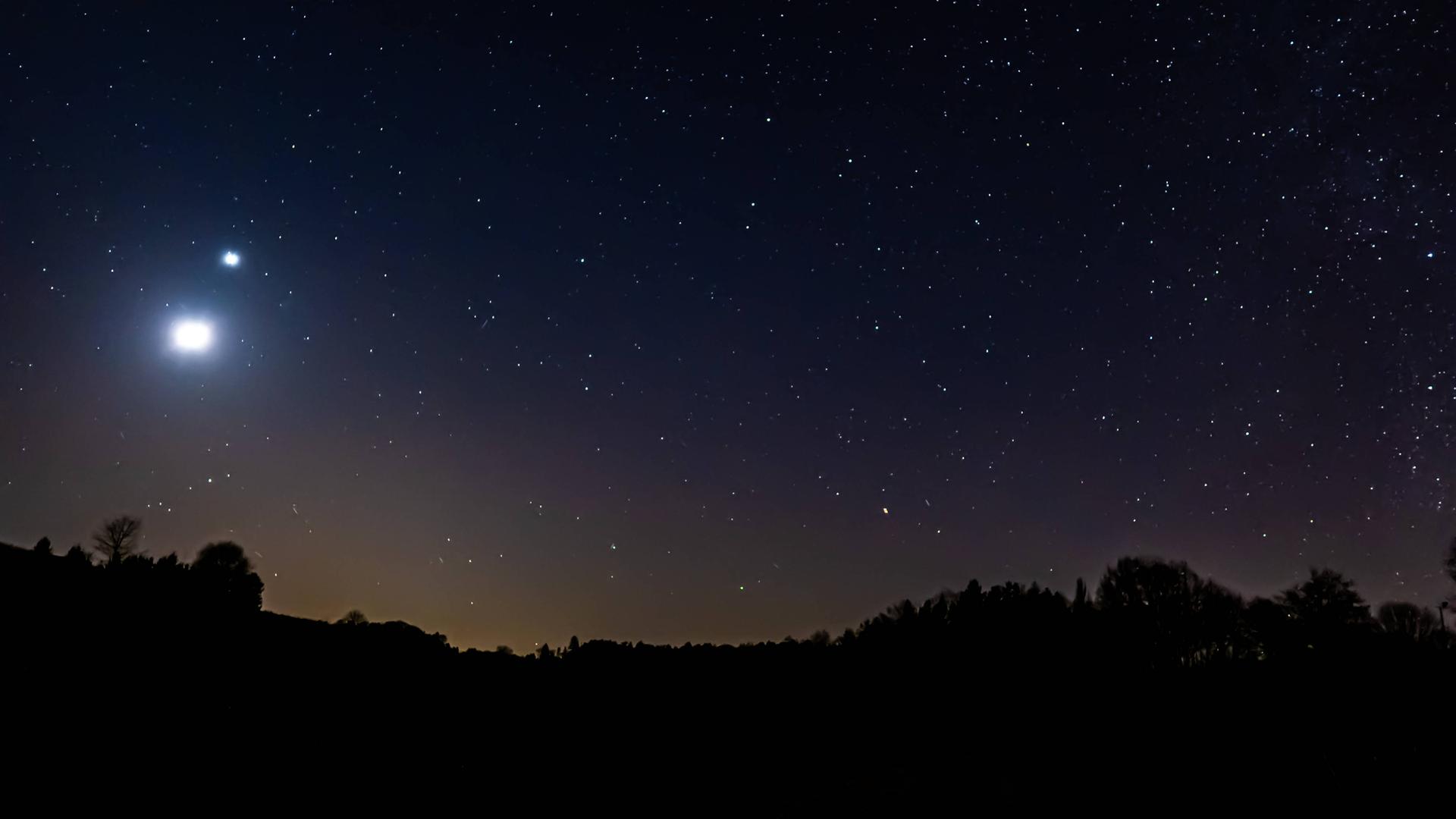 Nacht-Himmel mit vielen Sternen und der sehr hell leuchtenden Venus