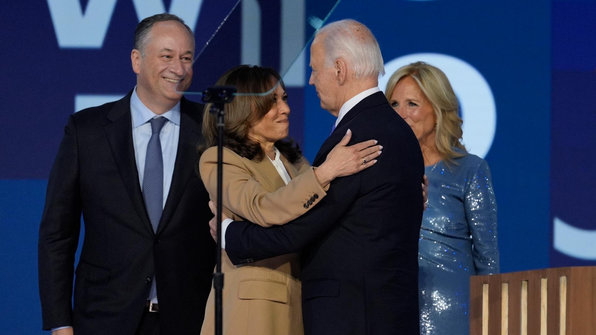 Vizepräsidentin und Präsidentschaftskandidatin Kamala Harris umarmt Präsident Joe Biden, Second Gentlemen Doug Emhoff, und First Lady Jill Biden, stehen mit ihnen auf der Bühne.