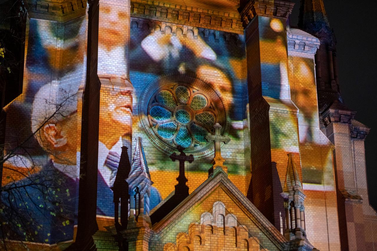 Eine Videoprojektion mit der Darstellung von Erich Honecker auf der Backsteinfassade der Gethsemanekirche.