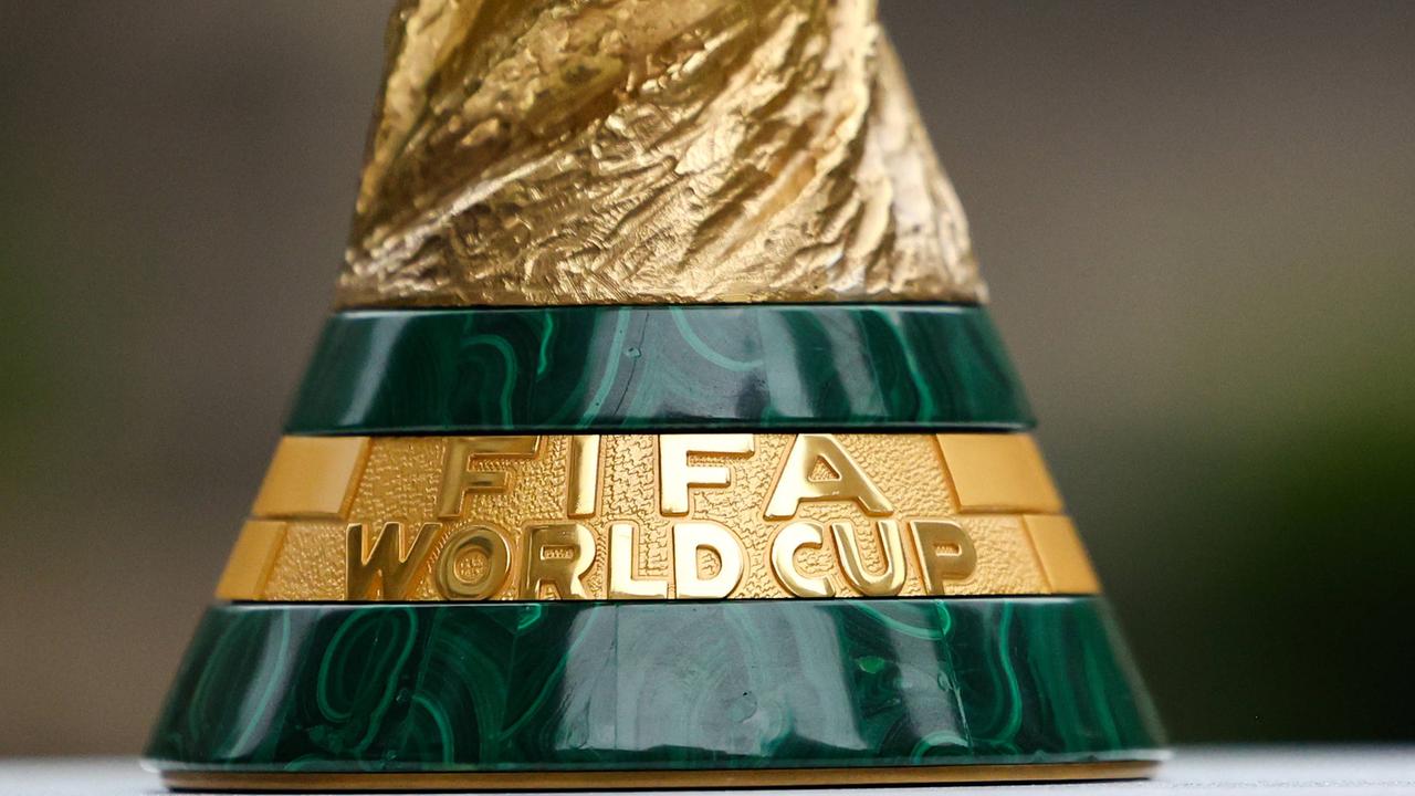 Der Sockel des WM-Pokals; er besteht aus goldenen und smaragdgrünen Teilen mit der Aufschrift "FIFA World Cup".