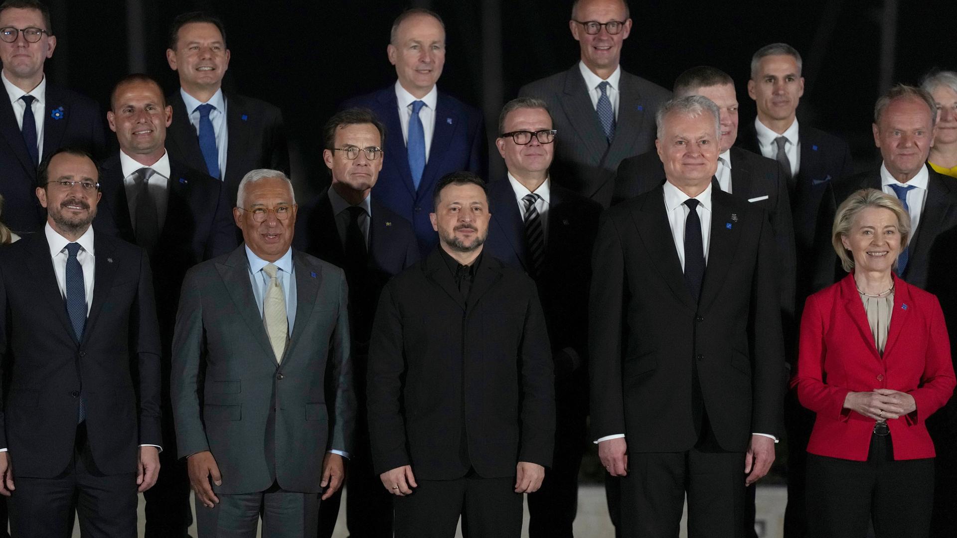 Teilnehmer des EU-Gipfels posieren für das Gruppenfoto. 