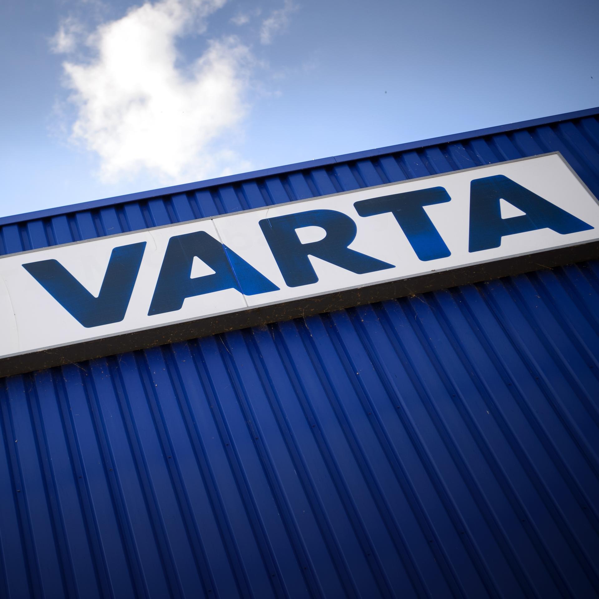 Baden-Württemberg, Ellwangen: Der Schriftzug des Batterieherstellers Varta ist an einem Gebäude am Hauptsitz befestigt. 