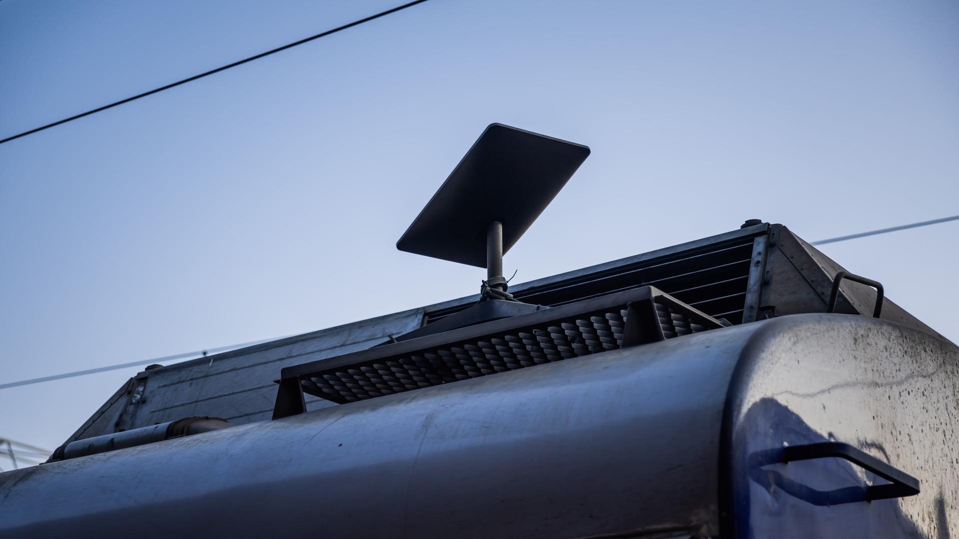 Eine Antenne des Satelliten-Internetanbieters Starlink ist auf einem Zug zu sehen. Eine Antenne des Satelliten-Internetanbieters Starlink ist auf einem Zug zu sehen.