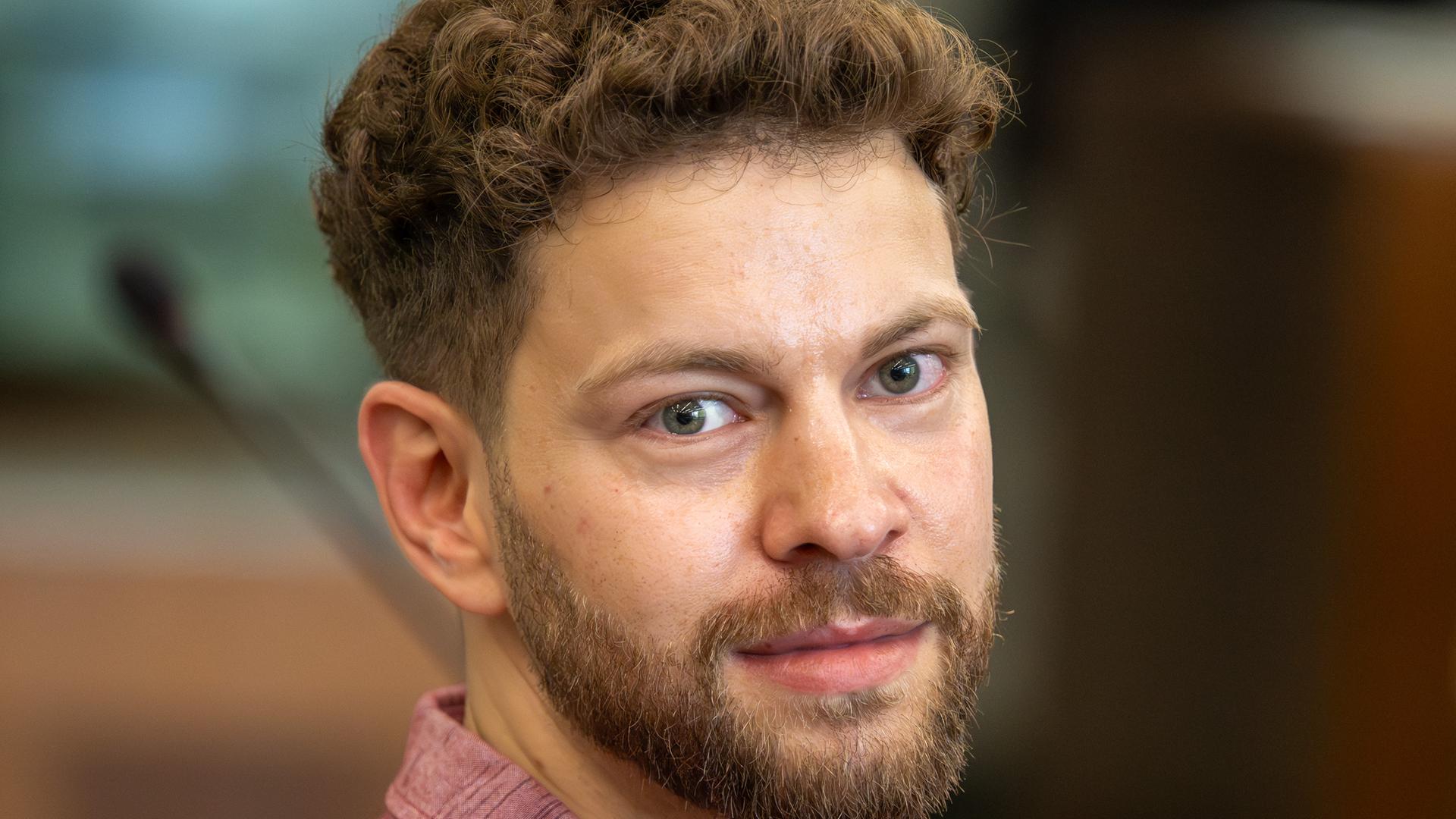 Lahav Shapira, Student der Freien Universität (FU) Berlin, wartet im Gerichtssaal auf den Beginn der Verhandlung vor dem Verwaltungsgericht. Lahav Shapira, Student der Freien Universität (FU) Berlin, wartet im Gerichtssaal auf den Beginn der Verhandlung vor dem Verwaltungsgericht.