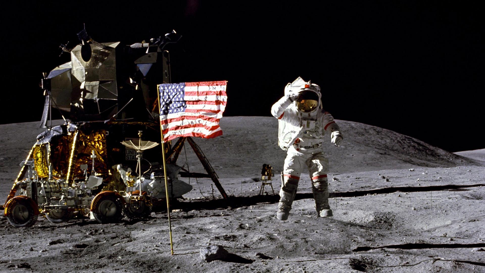 Der Astronaut auf dem Mond: John Young (1930-2018) während der Mission Apollo 16 im April 1972. 