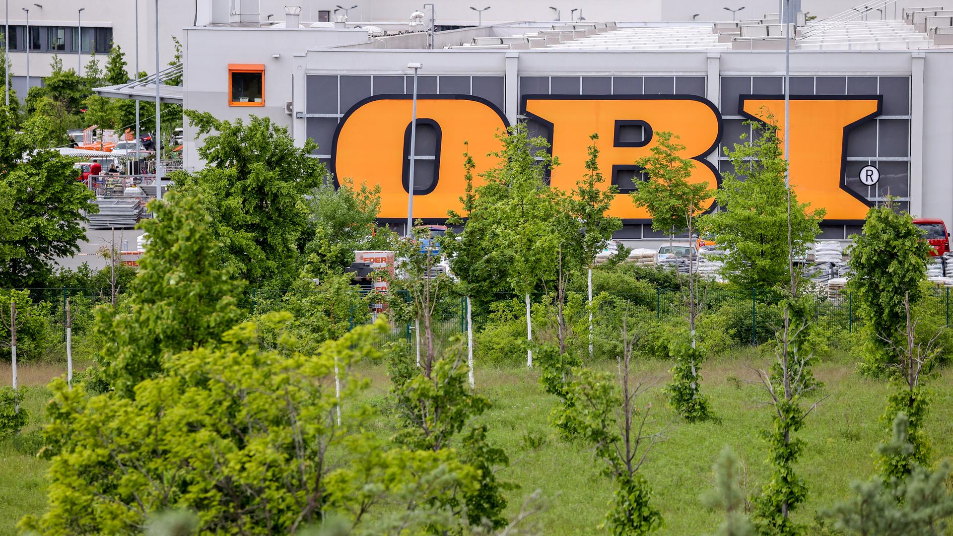 Sachsen, Leipzig: Drei überdimensionale Buchstaben hängen an der Fassade einer Fililale der Baumarktkette Obi.