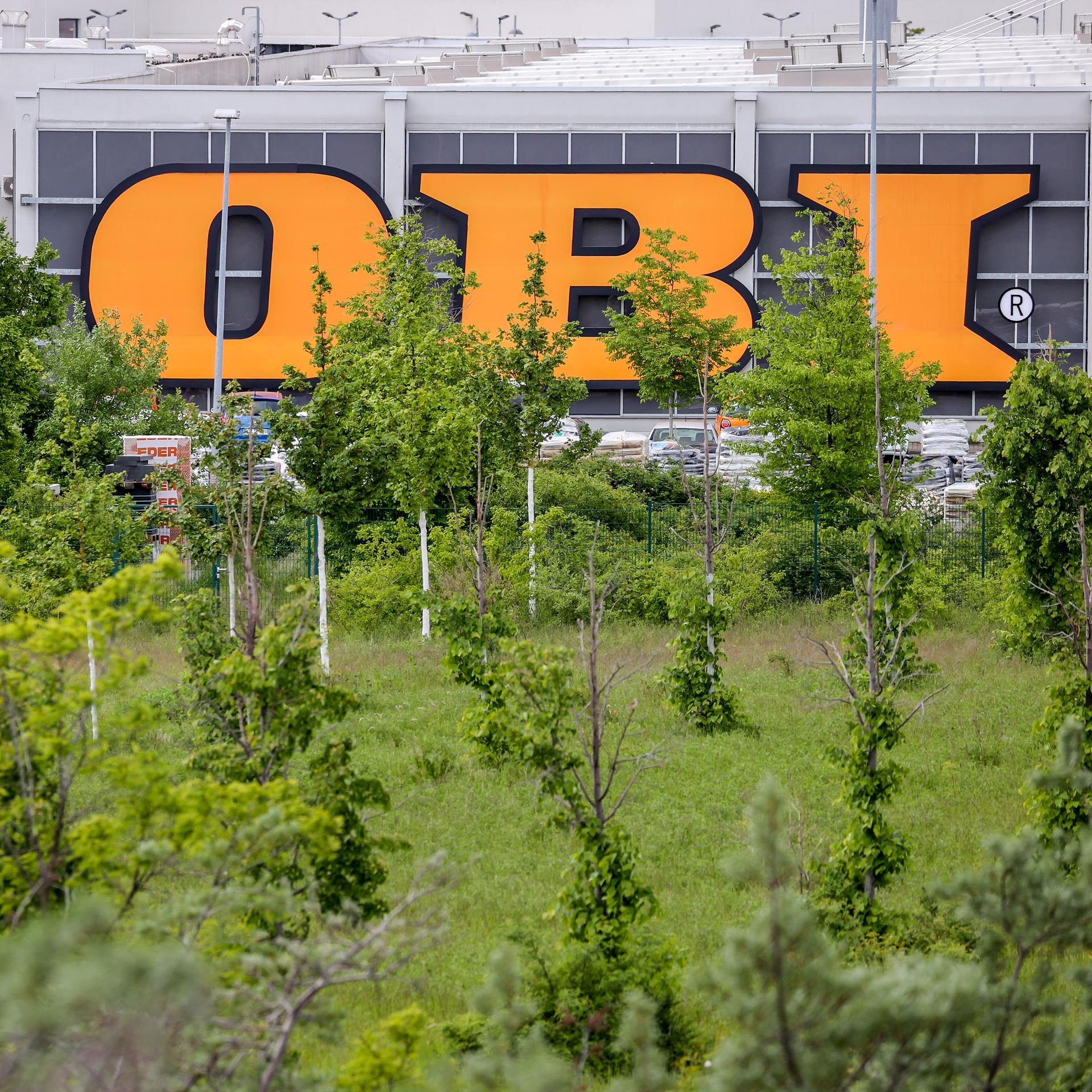 Sachsen, Leipzig: Drei überdimensionale Buchstaben hängen an der Fassade einer Fililale der Baumarktkette Obi.