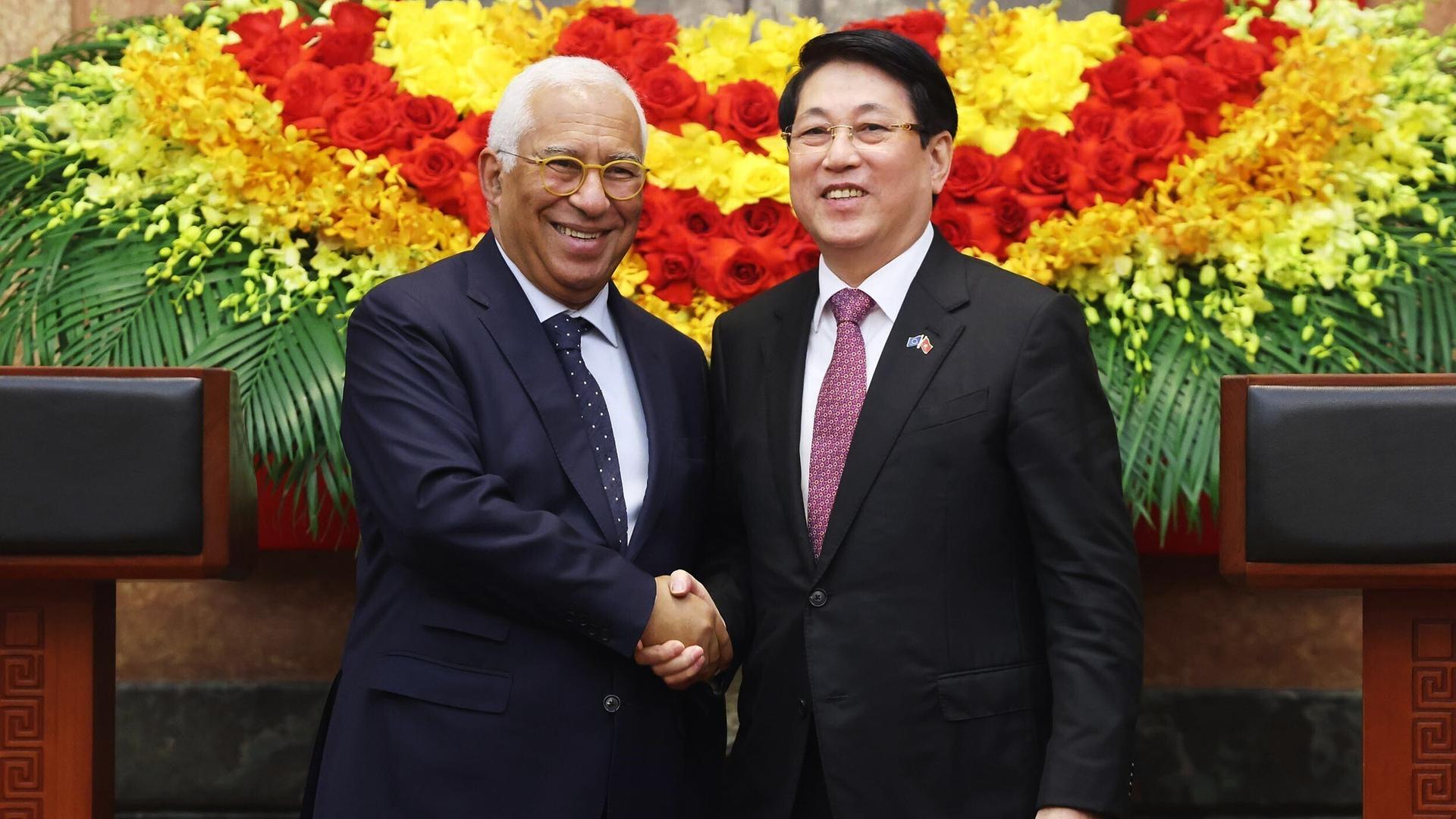 Hanoi: Der Präsident des Europäischen Rates Antonio Costa (l) und der vietnamesische Präsident Luong Cuong schütteln sich die Hände. 